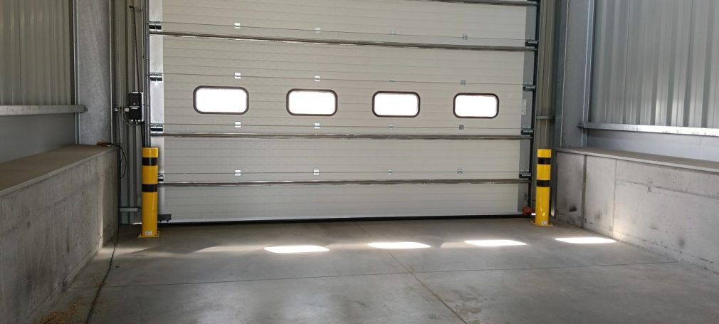 Anfahrschutzpoller aus Stahl, gelb-schwarz, als Torschutz